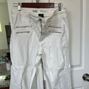 Women’s white skinny jeans